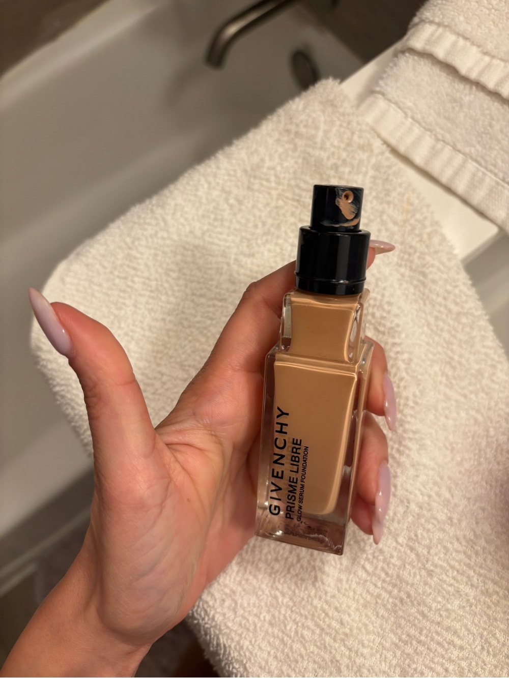 Givenchy Glow Serum Foundation 4C Warm Beige Bottle - Picture 3 of 4